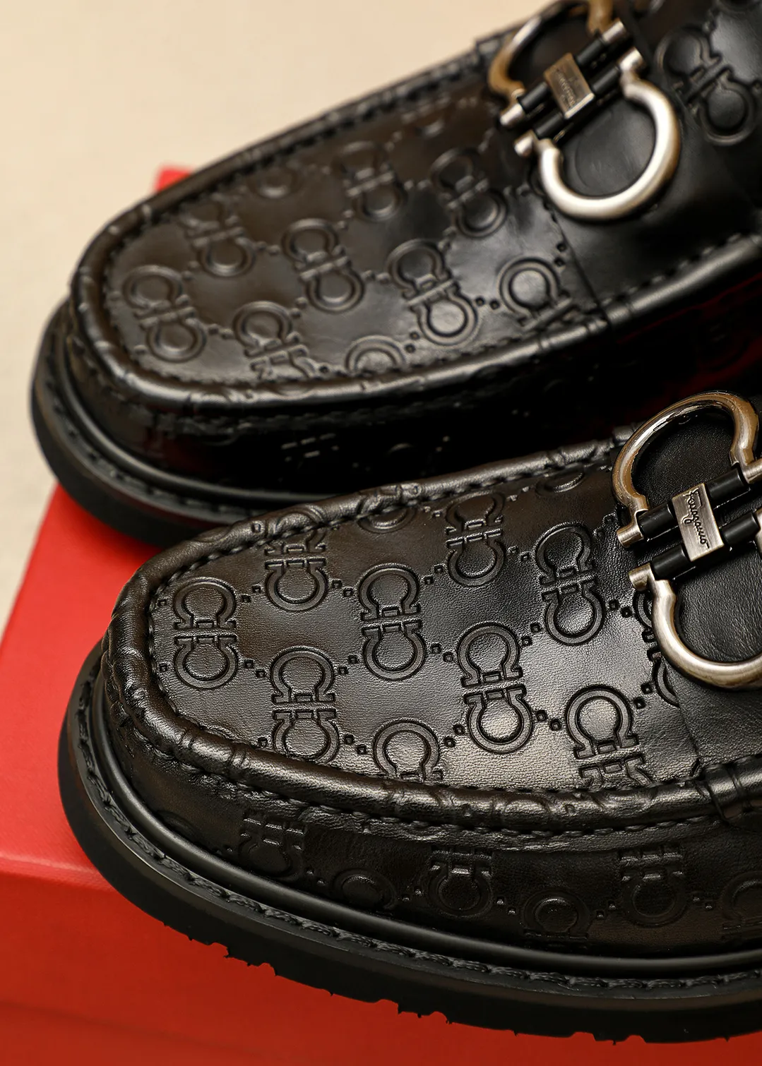 Men's shoes 💰520 💐 Product trademark: Ferragamo "Ferragamo" casual leather shoes Regular size: 38-44 (45.46🉑️customized) Product materials: Selected imported first-layer calfskin embossed upper + original hardware buckle, imported water-dyed cow leather lining. Strong three-dimensional visual effect, original outsole color: 1⃣️color optional